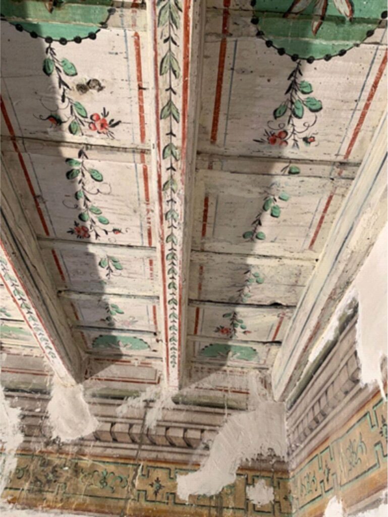 Palazzo Calò Carducci - Bari - stanza bianca - plafoni lignei policromi- prima del restauro 1